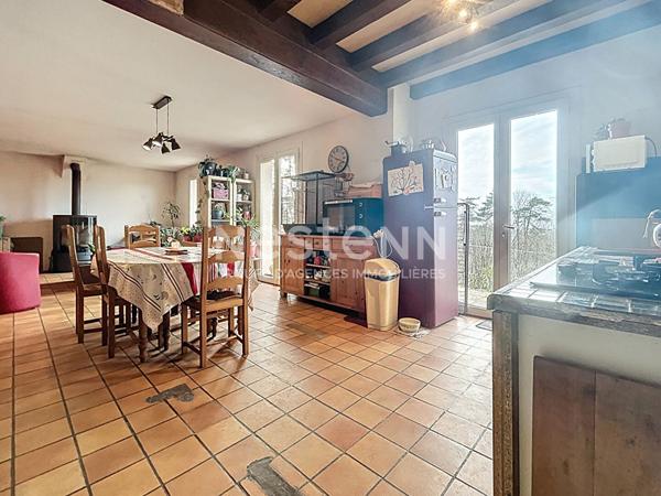 Maison de plain pied à vendre : Palazinges, 92m2 habitable, pièce de vie de 47m2, jardin arboré, 3 chambres, vue, poêle à bois et isolation récente, Garage