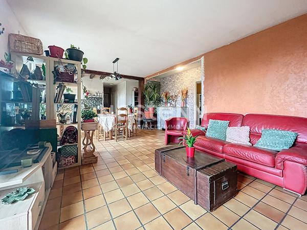 Maison de plain pied à vendre : Palazinges, 92m2 habitable, pièce de vie de 47m2, jardin arboré, 3 chambres, vue, poêle à bois et isolation récente, Garage