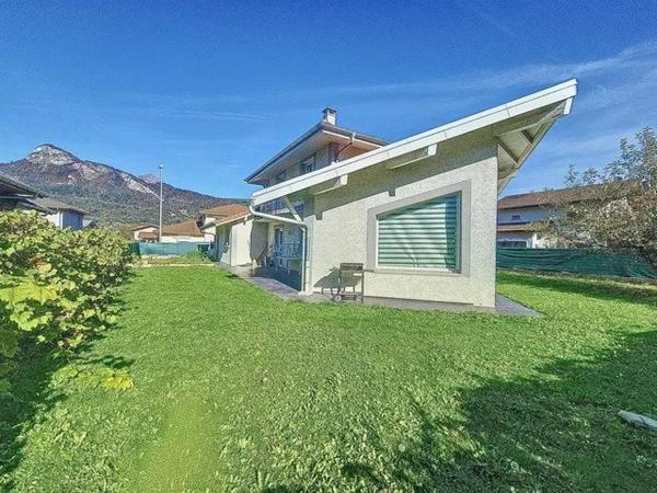 Maison traditionnelle aux beaux espaces