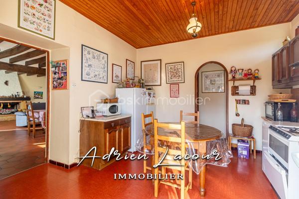 GIÈVRES (41130) - JOLIE LONGÈRE, composée d'un salon/séjour avec cheminée, d'une cuisine aménagée, de 3 chambres, d'une salle d'eau, d'un wc indépendant, d'une chaufferie, d'un garage et d'un cellier. Greniers pouvant être aménagés. L'ensemble sur un terrain entièrement clos de plus de 1000 m² avec un puits. Sa situation au bord d'un axe fréquenté et passant peut être un atout pour une activité indépendante ou autres.
Chauffage central au fioul, menuiseries en PVC double vitrage, isolation des greniers…
A découvrir rapidement!

Pour visiter et vous accompagner dans votre projet n'hésitez pas à me contacter, ADRIEN LACOUR.
- ESTIMATION GRATUITE DE VOTRE BIEN -