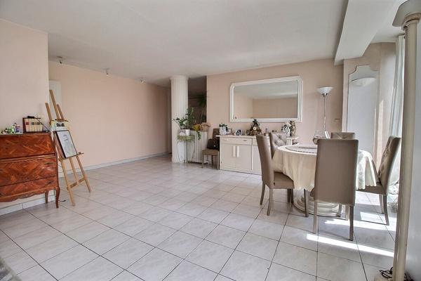 MARSEILLE 8 - SECTEUR ROND POINT DU PRADO / PALAIS DES CONGRES , APPARTEMENT LUMINEUX , ASCENSEUR, LOGGIA, CELLIER, 3 CHAMBRES -