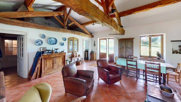 Saint-Pierre-le-Vieux (71520) Maison dans le Maconnais avec dépendance et grand jardin au calme