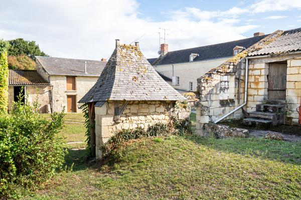 Rare à la vente - Authentique maison de vigneron du XVIIIe avec jardin clos et vue sur clocher, à 20 mn de Saumur