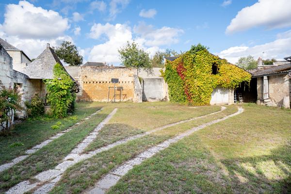 Rare à la vente - Authentique maison de vigneron du XVIIIe avec jardin clos et vue sur clocher, à 20 mn de Saumur