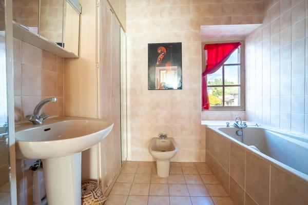 Rare à la vente - Authentique maison de vigneron du XVIIIe avec jardin clos et vue sur clocher, à 20 mn de Saumur