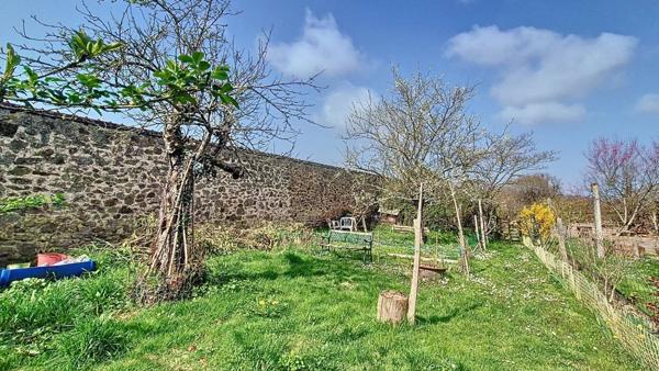 Maison à rénover avec dépendances et jardin