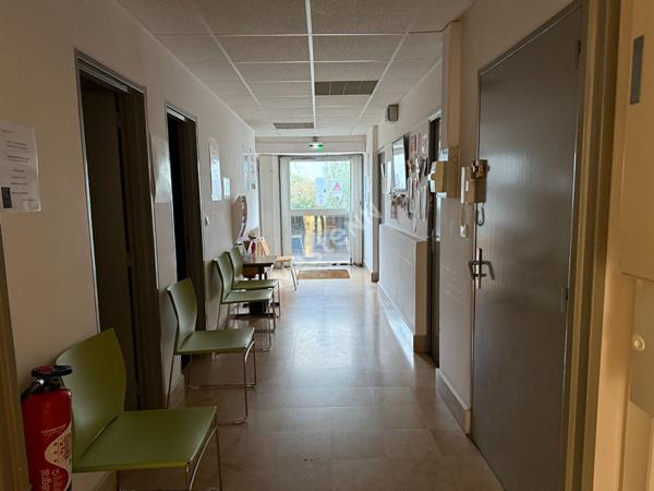 MONTREUIL 7 CHEMINS, LOCAL COMMERCIAL VENDU LOUE AVEC UN PARKING. IDEAL INVESTISSEUR