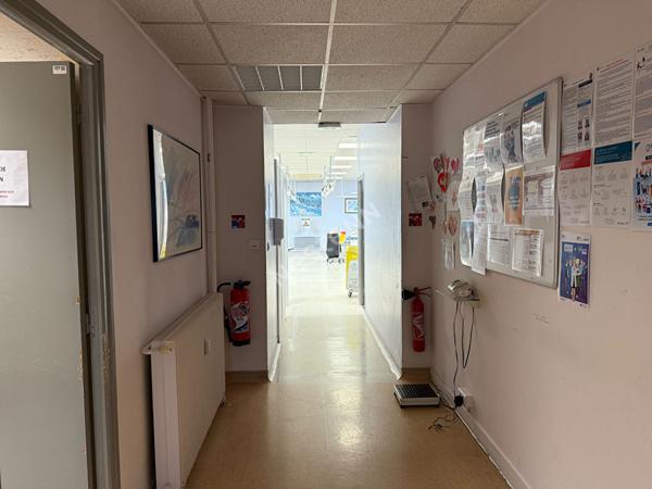 MONTREUIL 7 CHEMINS, LOCAL COMMERCIAL VENDU LOUE AVEC UN PARKING. IDEAL INVESTISSEUR