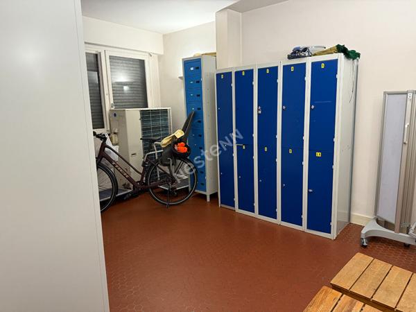 MONTREUIL 7 CHEMINS, LOCAL COMMERCIAL VENDU LOUE AVEC UN PARKING. IDEAL INVESTISSEUR