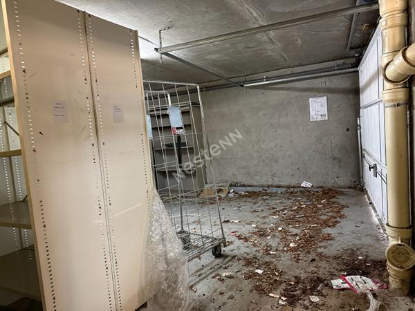 MONTREUIL 7 CHEMINS, LOCAL COMMERCIAL VENDU LOUE AVEC UN PARKING. IDEAL INVESTISSEUR