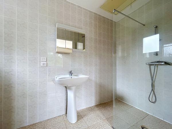 Maison sur sous sol 4 chambres  2000 m² de jardin