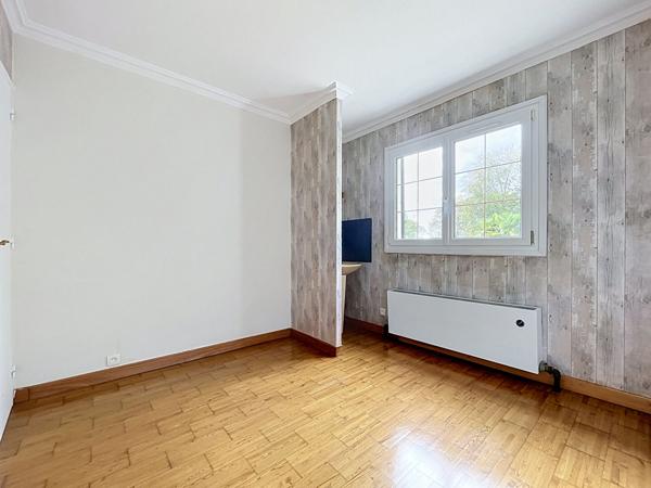 Maison sur sous sol 4 chambres  2000 m² de jardin
