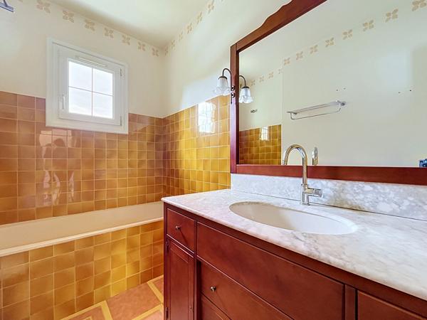 Maison sur sous sol 4 chambres  2000 m² de jardin