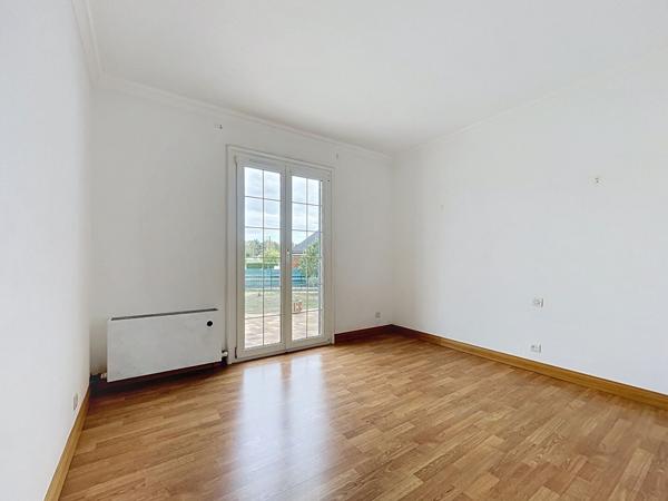 Maison sur sous sol 4 chambres  2000 m² de jardin