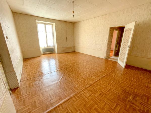 CORPS DE FERME et BELLES DEPENDANCES sur 1,15 hectare