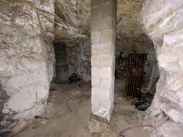 CORPS DE FERME et BELLES DEPENDANCES sur 1,15 hectare