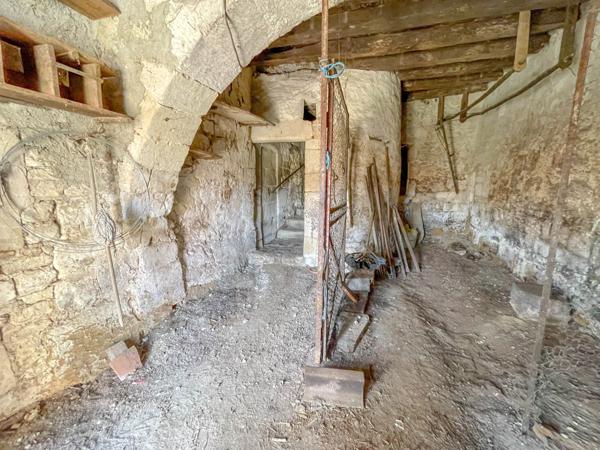 CORPS DE FERME et BELLES DEPENDANCES sur 1,15 hectare