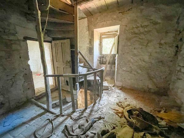 CORPS DE FERME et BELLES DEPENDANCES sur 1,15 hectare