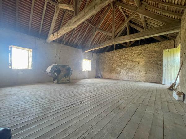 CORPS DE FERME et BELLES DEPENDANCES sur 1,15 hectare