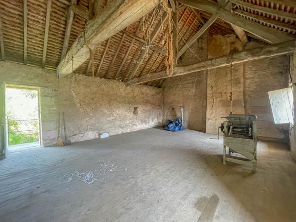 CORPS DE FERME et BELLES DEPENDANCES sur 1,15 hectare
