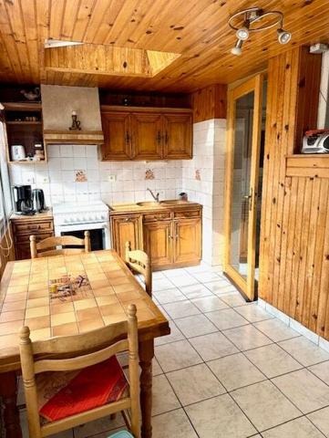 Maison avec jardin et garages