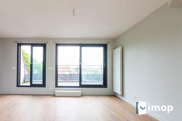 Duplex en parfait état dans un immeuble de 2020 proche RER D T11 et Métro 13 à faibles charges