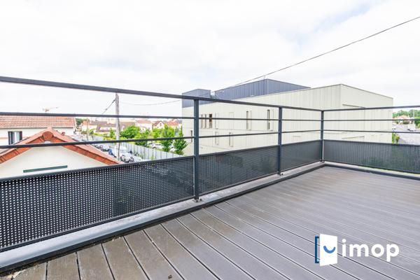 Duplex en parfait état dans un immeuble de 2020 proche RER D T11 et Métro 13 à faibles charges