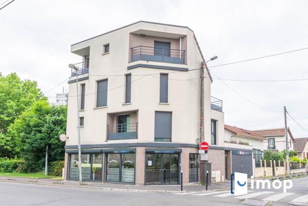 Duplex en parfait état dans un immeuble de 2020 proche RER D T11 et Métro 13 à faibles charges