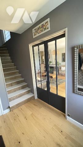 PETIT COURONNE. Maison rénovée et très bien entretenue, à la décoration tendance. 3 Ch