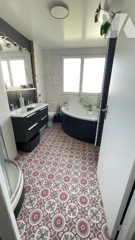 PETIT COURONNE. Maison rénovée et très bien entretenue, à la décoration tendance. 3 Ch