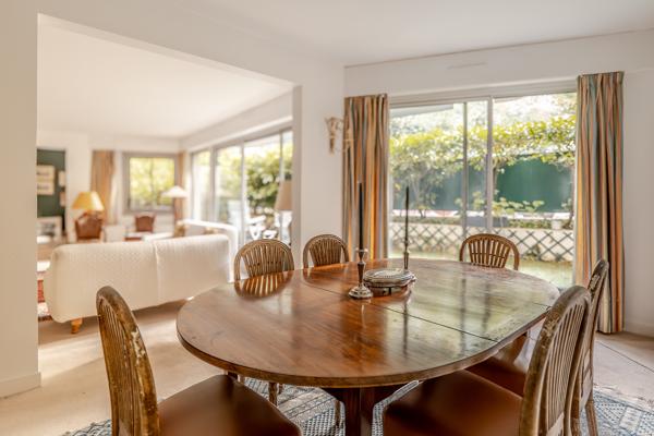 Neuilly-sur-Seine (92200) NEUILLY-SUR-SEINE – APPARTEMENT FAMILIAL de 148 m2 avec TERRASSE / JARDIN de 35m2 rez-de-chaussée.