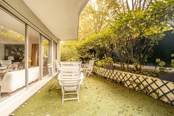 Neuilly-sur-Seine (92200) NEUILLY-SUR-SEINE – APPARTEMENT FAMILIAL de 148 m2 avec TERRASSE / JARDIN de 35m2 rez-de-chaussée.