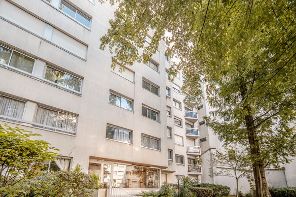 Neuilly-sur-Seine (92200) NEUILLY-SUR-SEINE – APPARTEMENT FAMILIAL de 148 m2 avec TERRASSE / JARDIN de 35m2 rez-de-chaussée.