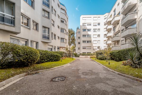 Neuilly-sur-Seine (92200) NEUILLY-SUR-SEINE – APPARTEMENT FAMILIAL de 148 m2 avec TERRASSE / JARDIN de 35m2 rez-de-chaussée.