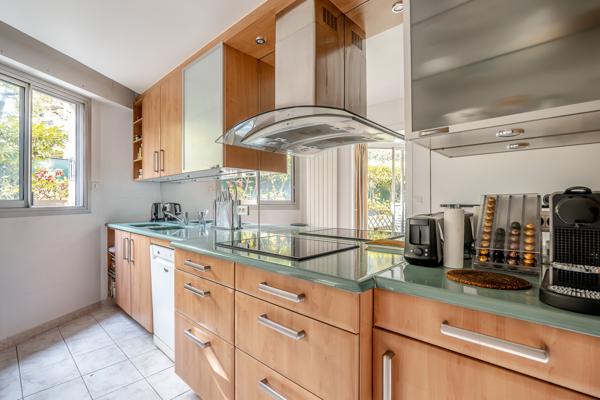 Neuilly-sur-Seine (92200) NEUILLY-SUR-SEINE – APPARTEMENT FAMILIAL de 148 m2 avec TERRASSE / JARDIN de 35m2 rez-de-chaussée.