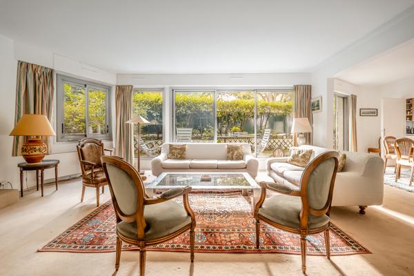 Neuilly-sur-Seine (92200) NEUILLY-SUR-SEINE – APPARTEMENT FAMILIAL de 148 m2 avec TERRASSE / JARDIN de 35m2 rez-de-chaussée.
