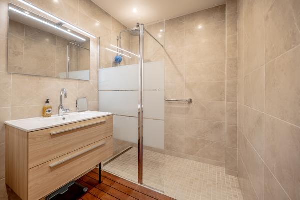 Neuilly-sur-Seine (92200) NEUILLY-SUR-SEINE – APPARTEMENT FAMILIAL de 148 m2 avec TERRASSE / JARDIN de 35m2 rez-de-chaussée.