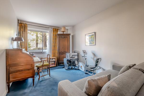 Neuilly-sur-Seine (92200) NEUILLY-SUR-SEINE – APPARTEMENT FAMILIAL de 148 m2 avec TERRASSE / JARDIN de 35m2 rez-de-chaussée.