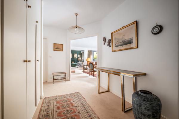 Neuilly-sur-Seine (92200) NEUILLY-SUR-SEINE – APPARTEMENT FAMILIAL de 148 m2 avec TERRASSE / JARDIN de 35m2 rez-de-chaussée.