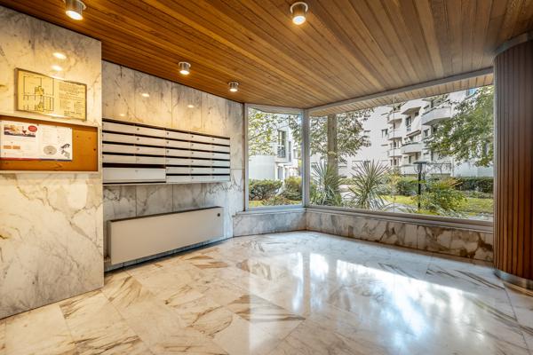 Neuilly-sur-Seine (92200) NEUILLY-SUR-SEINE – APPARTEMENT FAMILIAL de 148 m2 avec TERRASSE / JARDIN de 35m2 rez-de-chaussée.