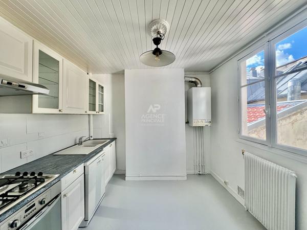 "Versailles Saint-Louis" Joli appartement de 2 pièces de 47 m² au dernier étage ! Loyer 1 090 €/mois charges comprises **  - Référence  19113