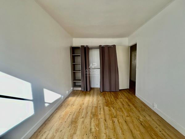 "Versailles Saint-Louis" Joli appartement de 2 pièces de 47 m² au dernier étage ! Loyer 1 090 €/mois charges comprises **  - Référence  19113