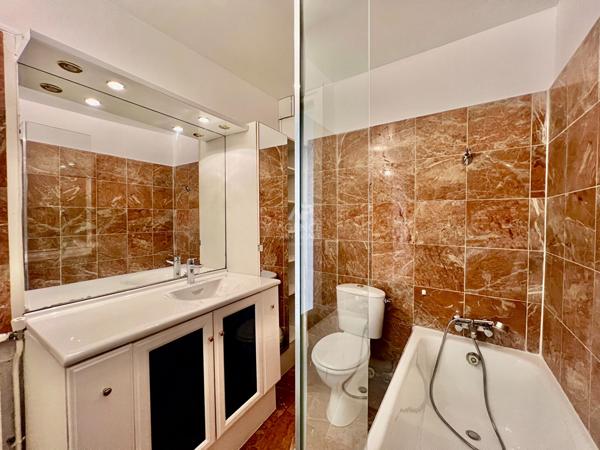 "Versailles Saint-Louis" Joli appartement de 2 pièces de 47 m² au dernier étage ! Loyer 1 090 €/mois charges comprises **  - Référence  19113
