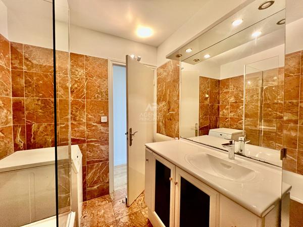 "Versailles Saint-Louis" Joli appartement de 2 pièces de 47 m² au dernier étage ! Loyer 1 090 €/mois charges comprises **  - Référence  19113