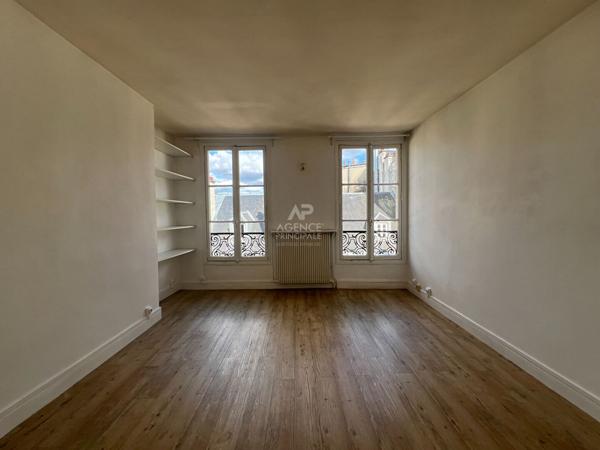 "Versailles Saint-Louis" Joli appartement de 2 pièces de 47 m² au dernier étage ! Loyer 1 090 €/mois charges comprises **  - Référence  19113