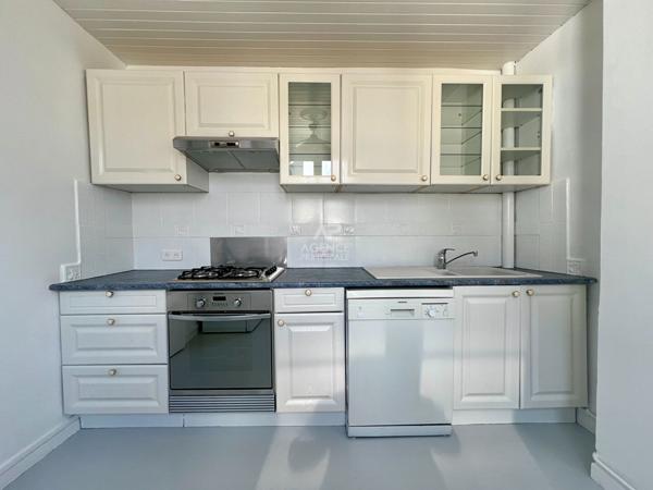 "Versailles Saint-Louis" Joli appartement de 2 pièces de 47 m² au dernier étage ! Loyer 1 090 €/mois charges comprises **  - Référence  19113