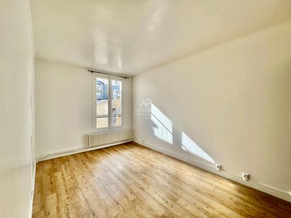 "Versailles Saint-Louis" Joli appartement de 2 pièces de 47 m² au dernier étage ! Loyer 1 090 €/mois charges comprises **  - Référence  19113