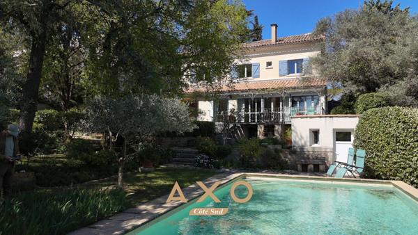NIMES – MAISON DE VILLE DE CARACTÈRE – 7 PIÈCES – 210 M² – PISCINE – TERRAIN ARBORÉ 1 055 M² – 850 000 €