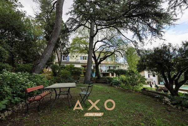NIMES – MAISON DE VILLE DE CARACTÈRE – 7 PIÈCES – 210 M² – PISCINE – TERRAIN ARBORÉ 1 055 M² – 850 000 €