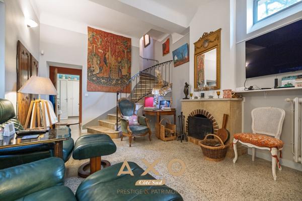 NIMES – MAISON DE VILLE DE CARACTÈRE – 7 PIÈCES – 210 M² – PISCINE – TERRAIN ARBORÉ 1 055 M² – 850 000 €